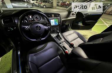 Хетчбек Volkswagen e-Golf 2016 в 