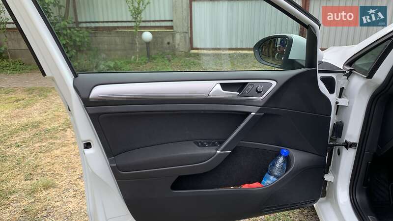 Хетчбек Volkswagen e-Golf 2014 в Ужгороді