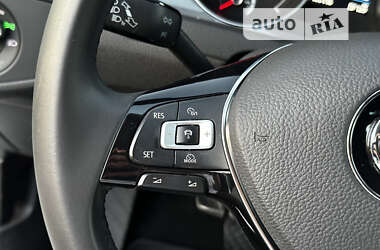 Хетчбек Volkswagen e-Golf 2016 в 