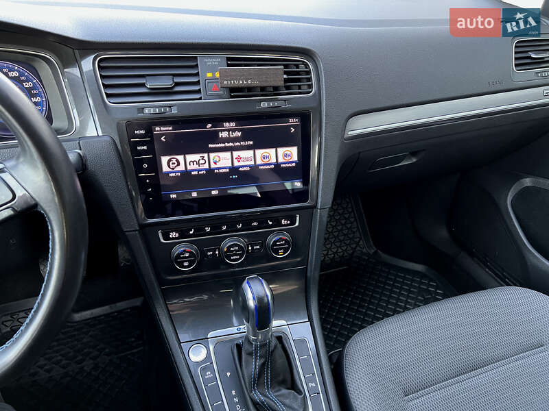 Хэтчбек Volkswagen e-Golf 2017 в Новояворовске