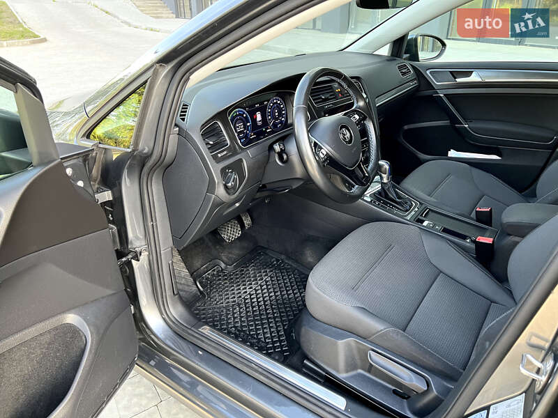 Хэтчбек Volkswagen e-Golf 2017 в Новояворовске