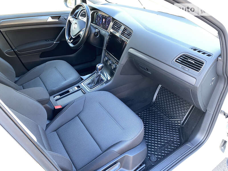 Хэтчбек Volkswagen e-Golf 2017 в Киеве