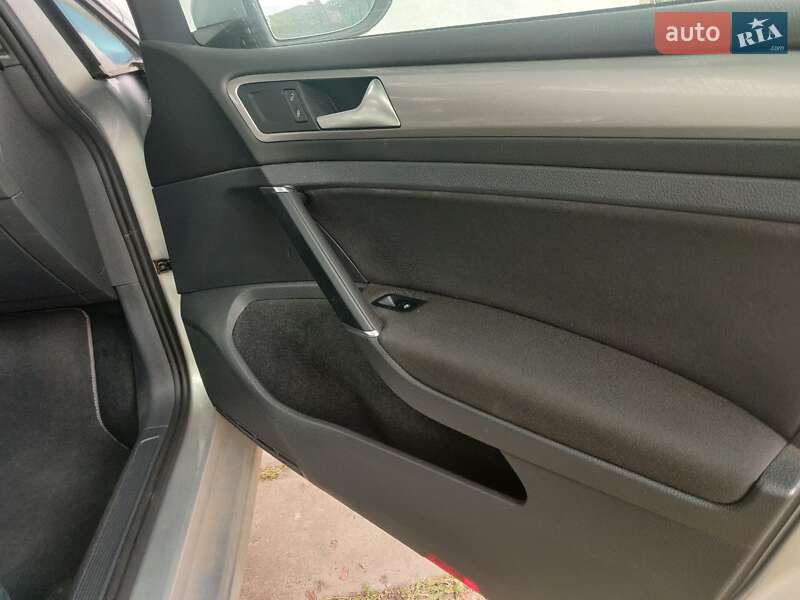 Хэтчбек Volkswagen e-Golf 2015 в Киеве