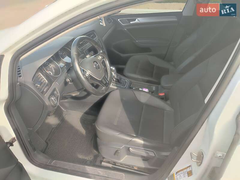 Хэтчбек Volkswagen e-Golf 2015 в Бахмаче