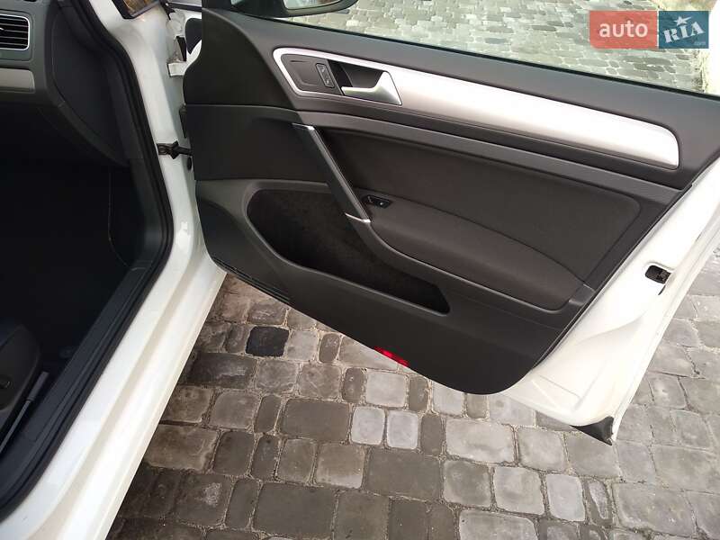 Хетчбек Volkswagen e-Golf 2015 в Рівному