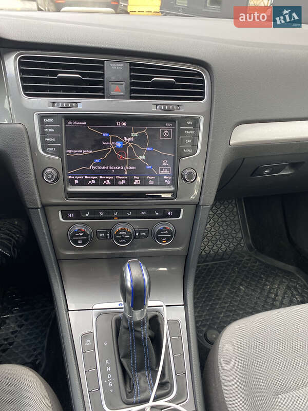 Хетчбек Volkswagen e-Golf 2015 в 