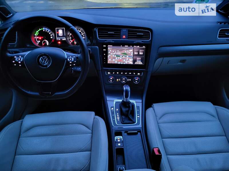 Хэтчбек Volkswagen e-Golf 2018 в Виннице