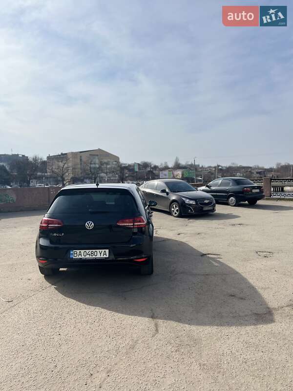 Хэтчбек Volkswagen e-Golf 2015 в Кропивницком