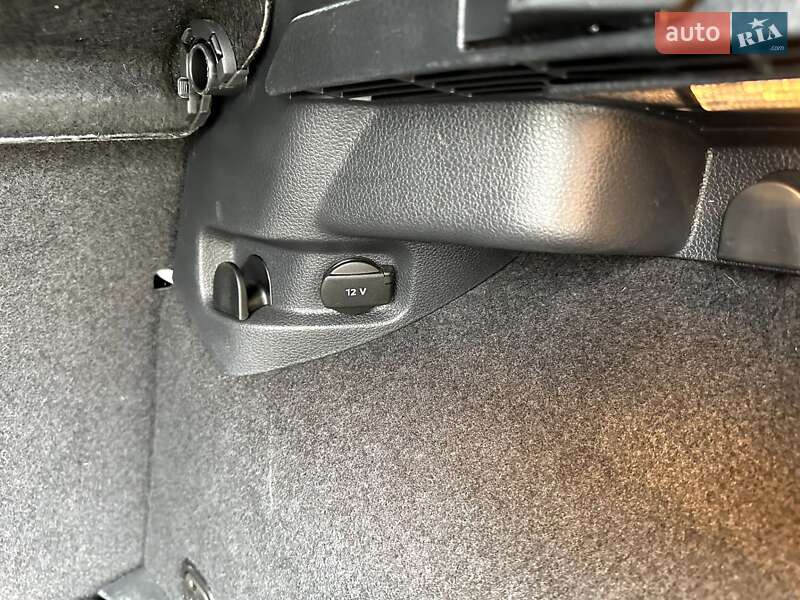 Хэтчбек Volkswagen e-Golf 2016 в Хороле фото 34 Хэтчбек Volkswagen e-Golf 2016 в Хороле