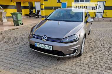 Хэтчбек Volkswagen e-Golf 2015 в Гайвороне