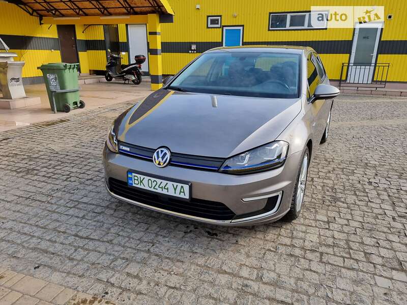 Хэтчбек Volkswagen e-Golf 2015 в Гайвороне