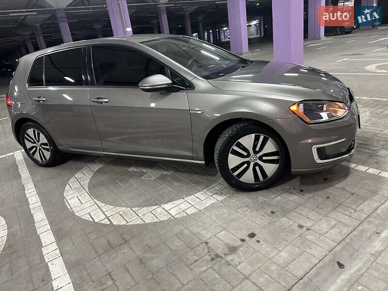 Хэтчбек Volkswagen e-Golf 2016 в Киеве