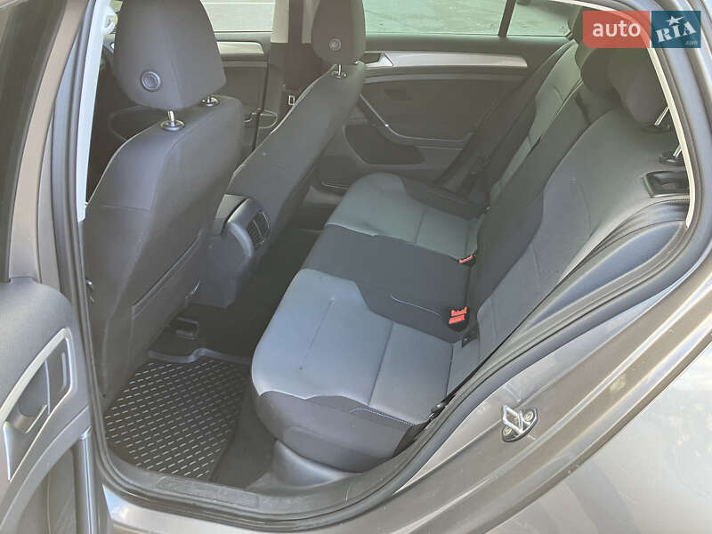 Хетчбек Volkswagen e-Golf 2015 в Дніпрі