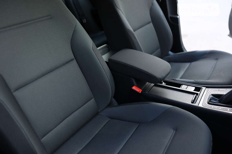 Хетчбек Volkswagen e-Golf 2019 в Житомирі