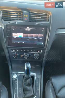 Хэтчбек Volkswagen e-Golf 2017 в 