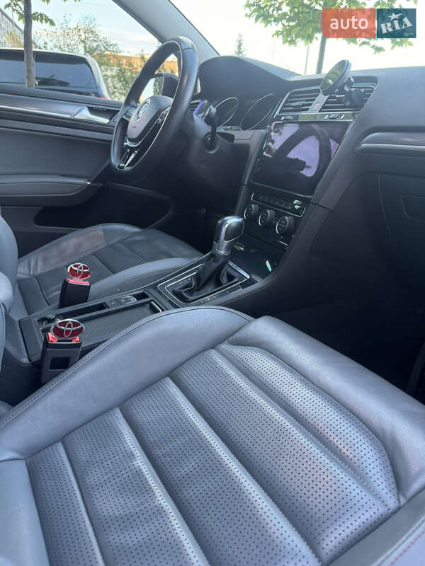 Хэтчбек Volkswagen e-Golf 2017 в Ужгороде