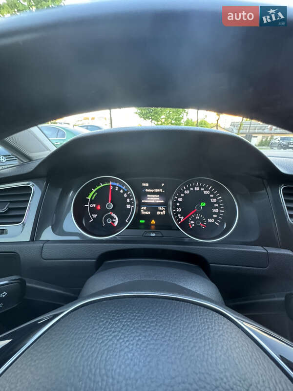 Хэтчбек Volkswagen e-Golf 2017 в Ужгороде