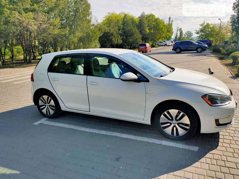 Хетчбек Volkswagen e-Golf 2015 в Києві