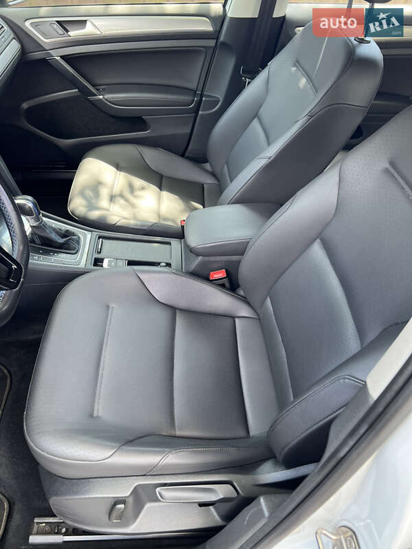 Хетчбек Volkswagen e-Golf 2015 в Києві