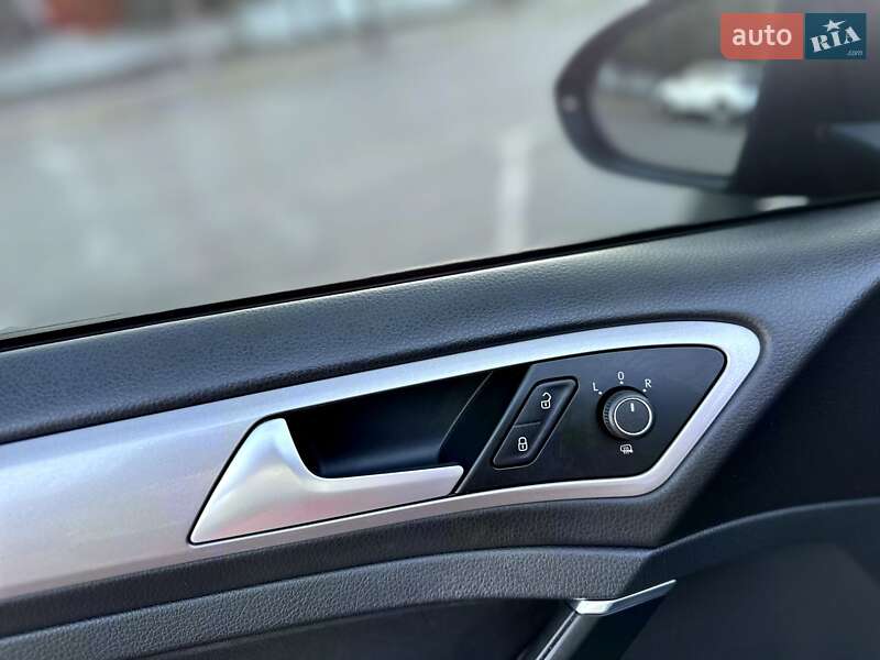 Хетчбек Volkswagen e-Golf 2016 в Кривому Розі фото 28 Хетчбек Volkswagen e-Golf 2016 в Кривому Розі