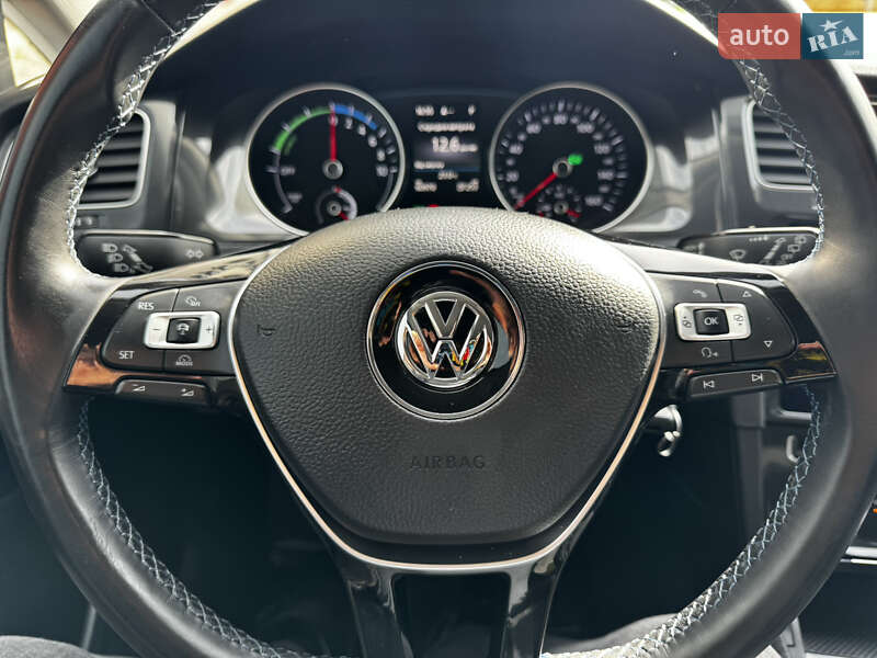Хэтчбек Volkswagen e-Golf 2017 в Мироновке