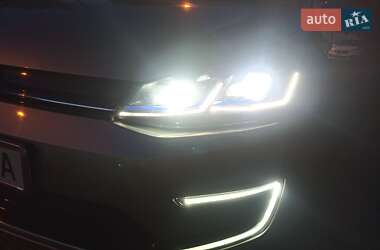 Хэтчбек Volkswagen e-Golf 2017 в 
