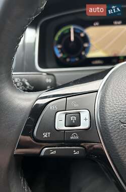Хэтчбек Volkswagen e-Golf 2017 в 