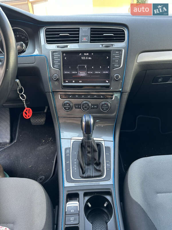 Хэтчбек Volkswagen e-Golf 2016 в Хмельницком