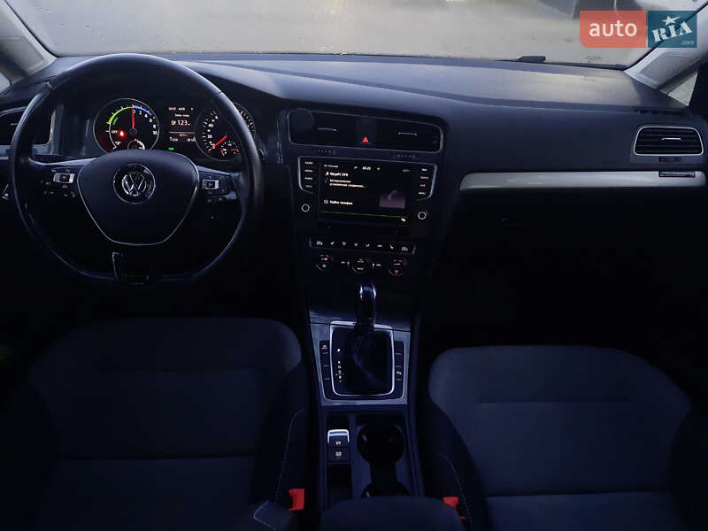Хетчбек Volkswagen e-Golf 2015 в Чернівцях
