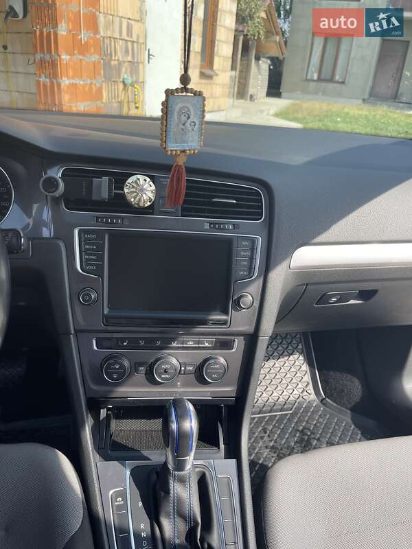 Хетчбек Volkswagen e-Golf 2015 в Києві