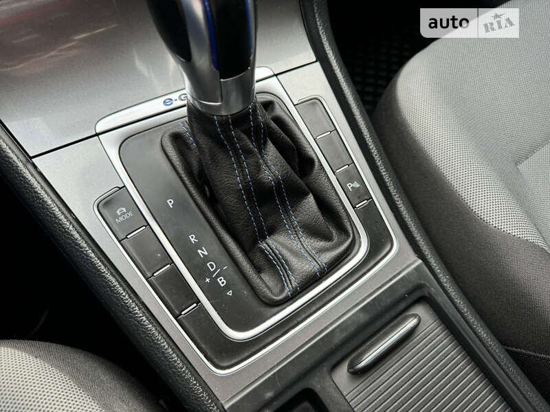 Хэтчбек Volkswagen e-Golf 2015 в Хмельницком