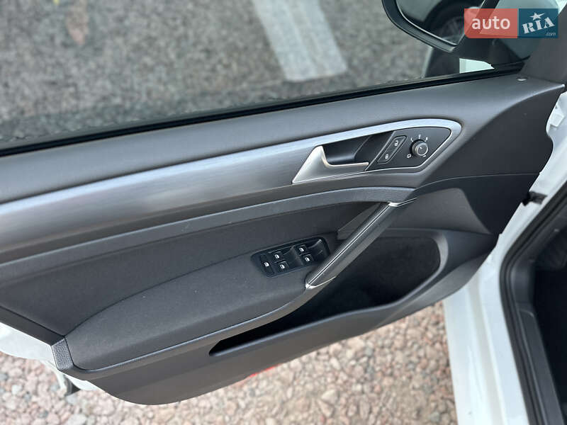 Хетчбек Volkswagen e-Golf 2018 в Києві