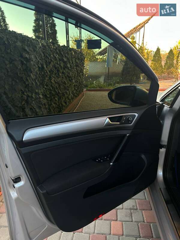 Хетчбек Volkswagen e-Golf 2016 в Миколаєві