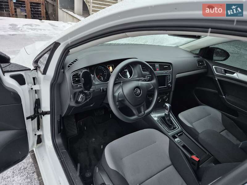 Хетчбек Volkswagen e-Golf 2015 в Івано-Франківську