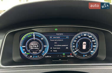Хэтчбек Volkswagen e-Golf 2019 в 