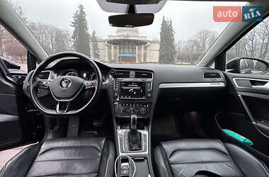Хетчбек Volkswagen e-Golf 2016 в 