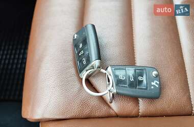 Хэтчбек Volkswagen e-Golf 2015 в 