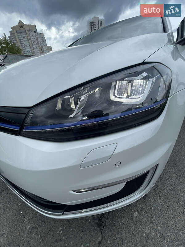 Хетчбек Volkswagen e-Golf 2016 в Києві
