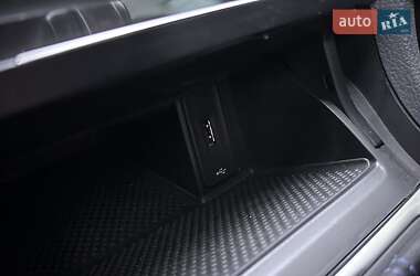 Хэтчбек Volkswagen e-Golf 2019 в 