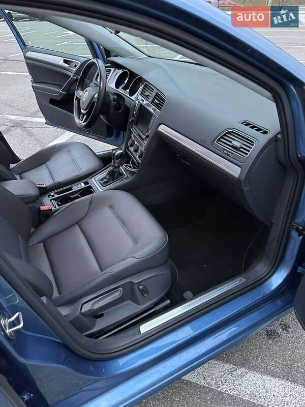 Хэтчбек Volkswagen e-Golf 2016 в Киеве
