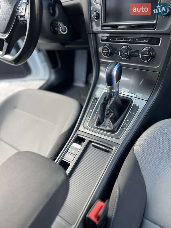Хэтчбек Volkswagen e-Golf 2015 в Ивано-Франковске