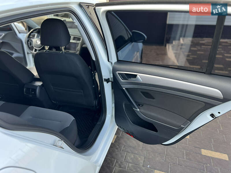 Хэтчбек Volkswagen e-Golf 2015 в Ивано-Франковске