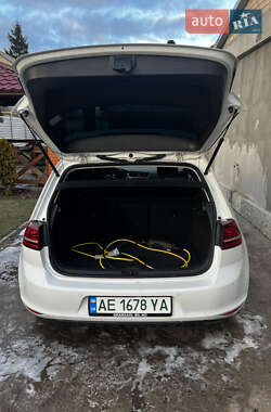 Хэтчбек Volkswagen e-Golf 2015 в 