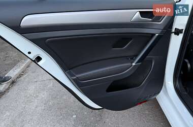 Хэтчбек Volkswagen e-Golf 2015 в 