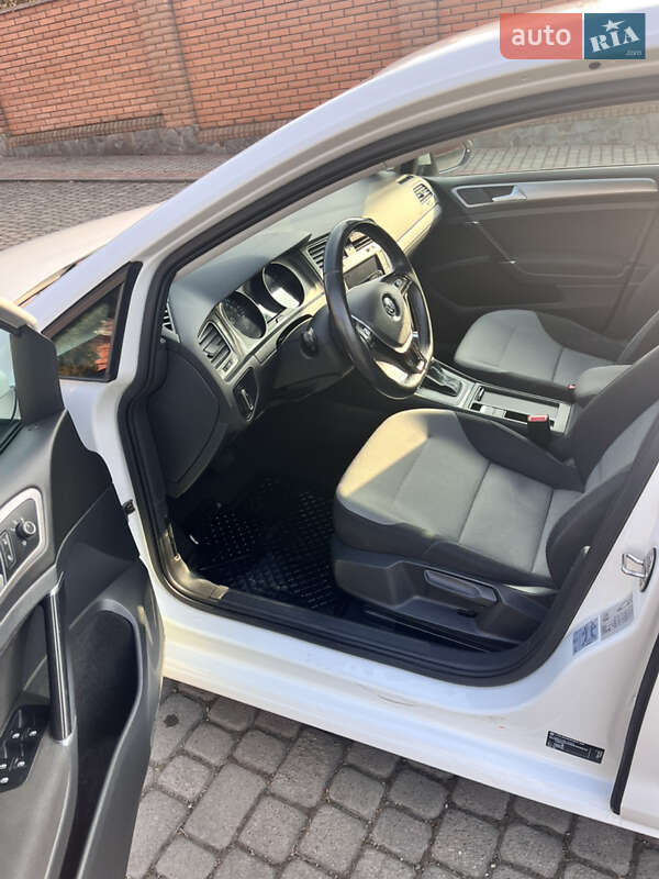 Хетчбек Volkswagen e-Golf 2015 в Чернівцях