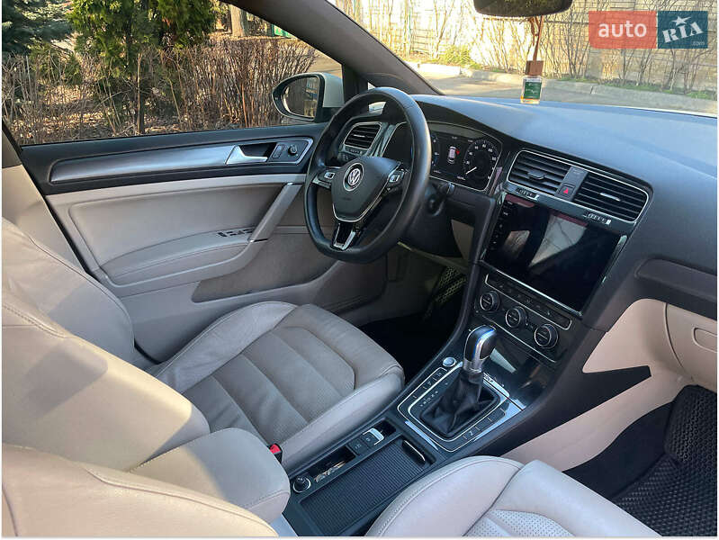 Хэтчбек Volkswagen e-Golf 2018 в Киеве