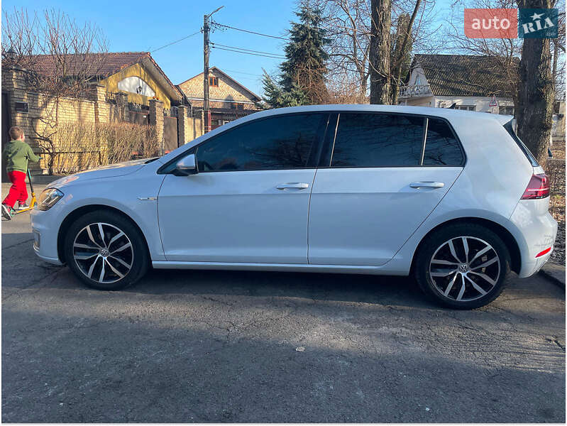 Хэтчбек Volkswagen e-Golf 2018 в Киеве