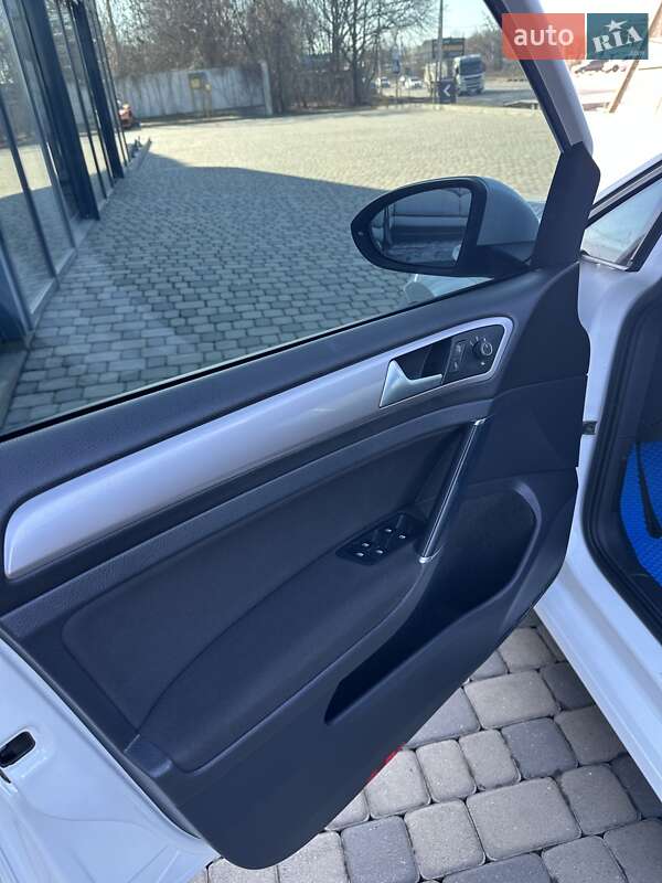 Хетчбек Volkswagen e-Golf 2014 в Івано-Франківську фото 15 Хетчбек Volkswagen e-Golf 2014 в Івано-Франківську