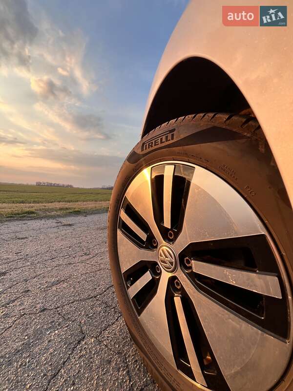 Хетчбек Volkswagen e-Golf 2017 в Полтаві