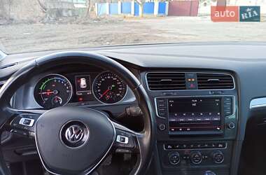 Хэтчбек Volkswagen e-Golf 2016 в 